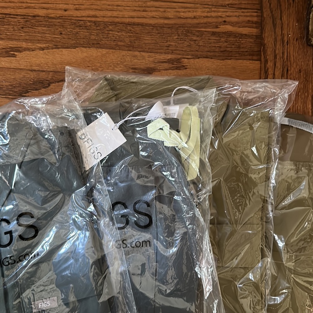 Set of 2 figs cargo scrubs and wide leg bottoms xs top and small bottom.